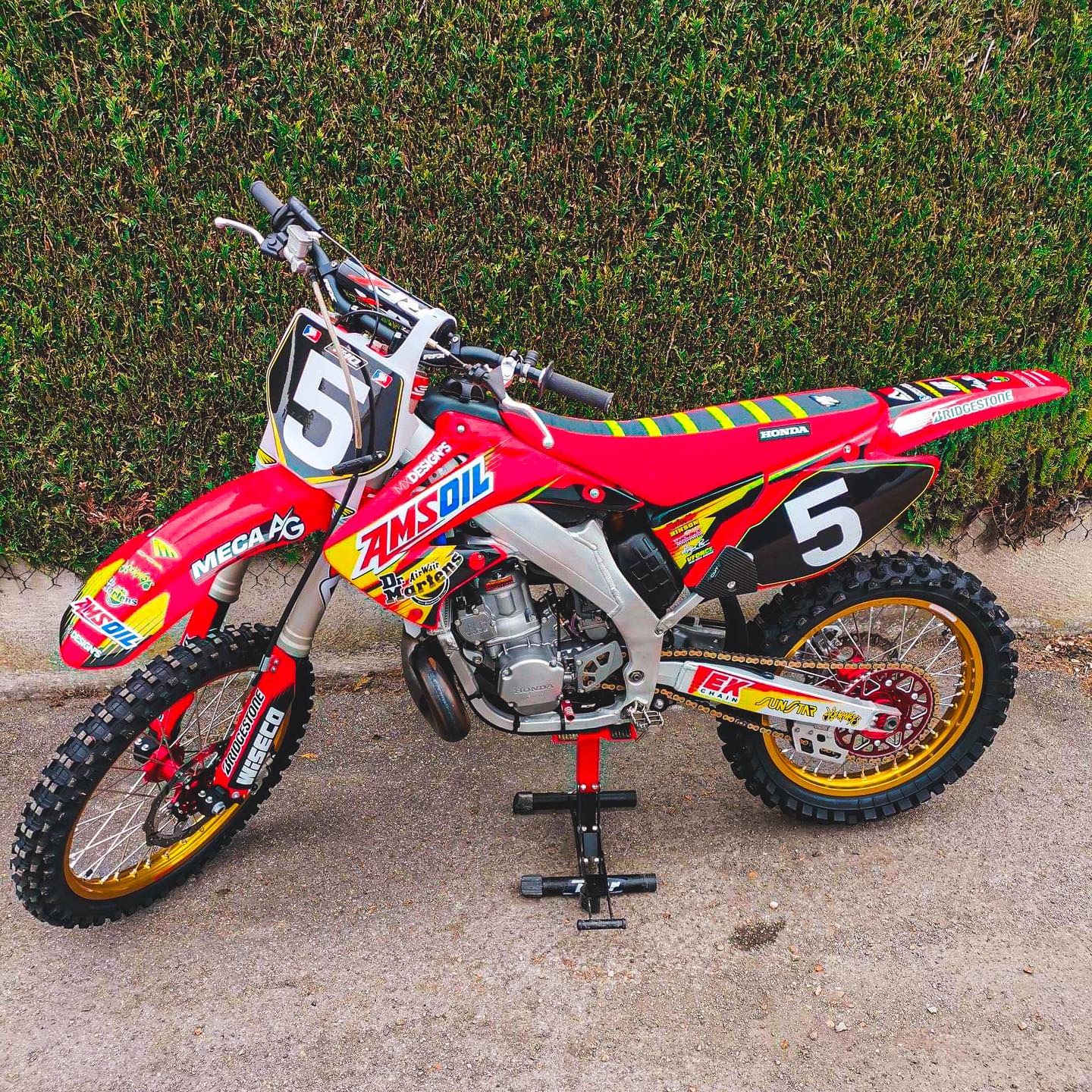 100% Full custom Graphics Kit